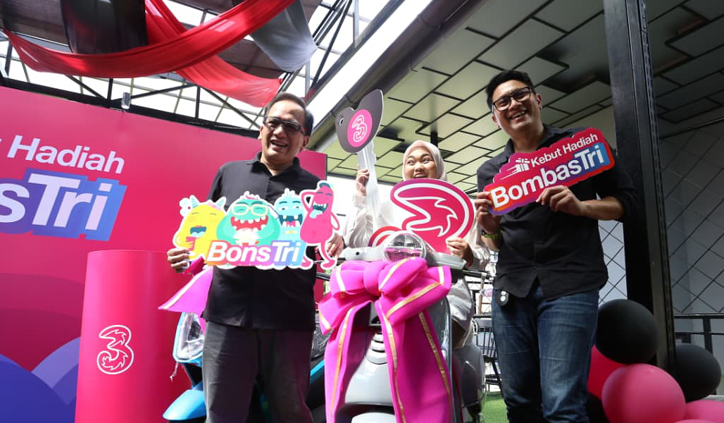 Penyerahan hadiah BombasTri.