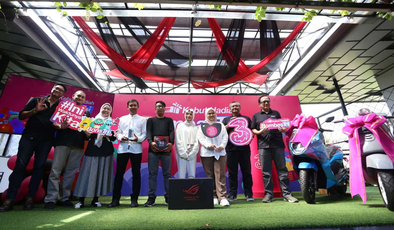 Penyerahan hadiah BombasTri.