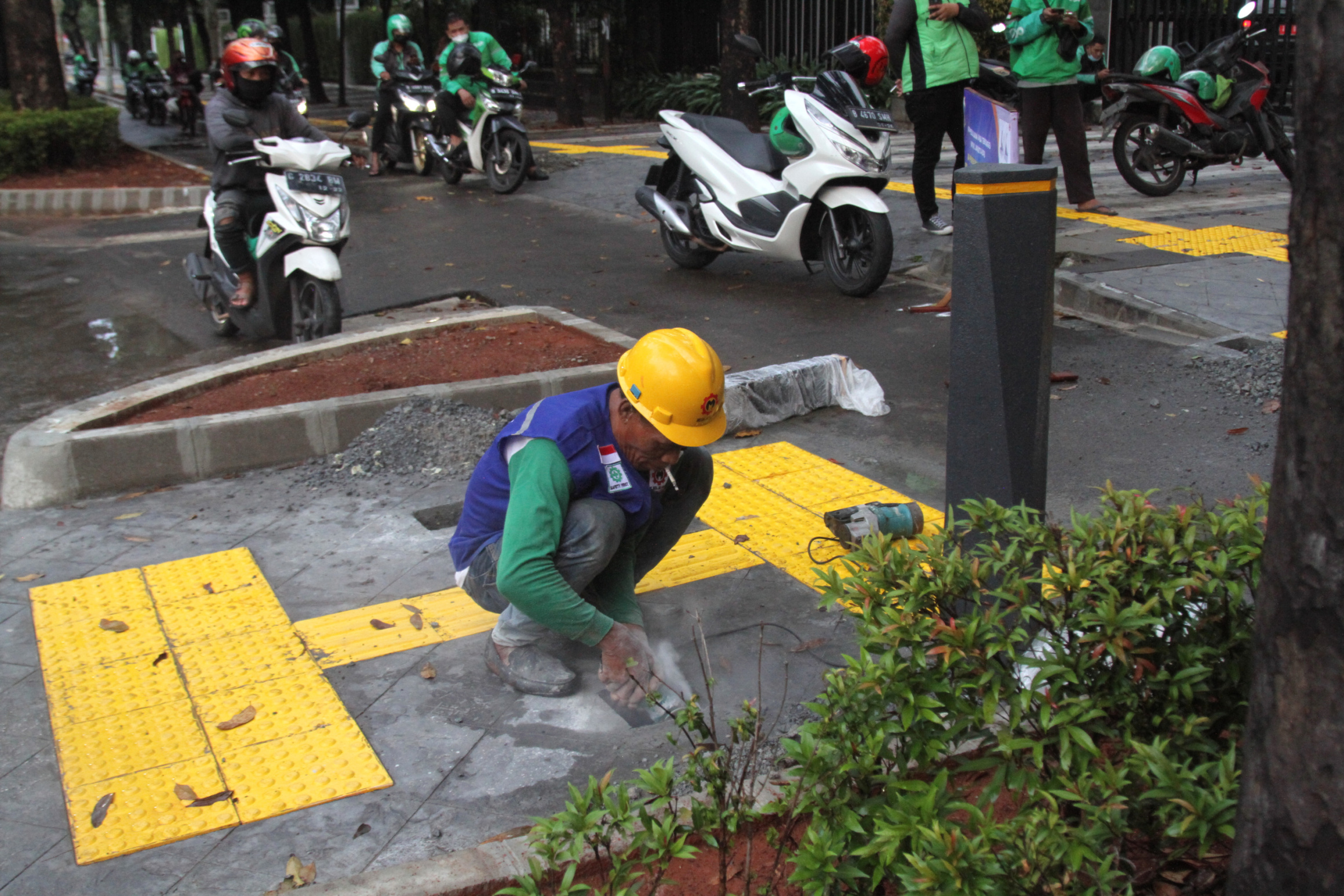 Trotoar jalan pattimura sedang dilakukan revitalisasi (Ashar/SinPo.id)
