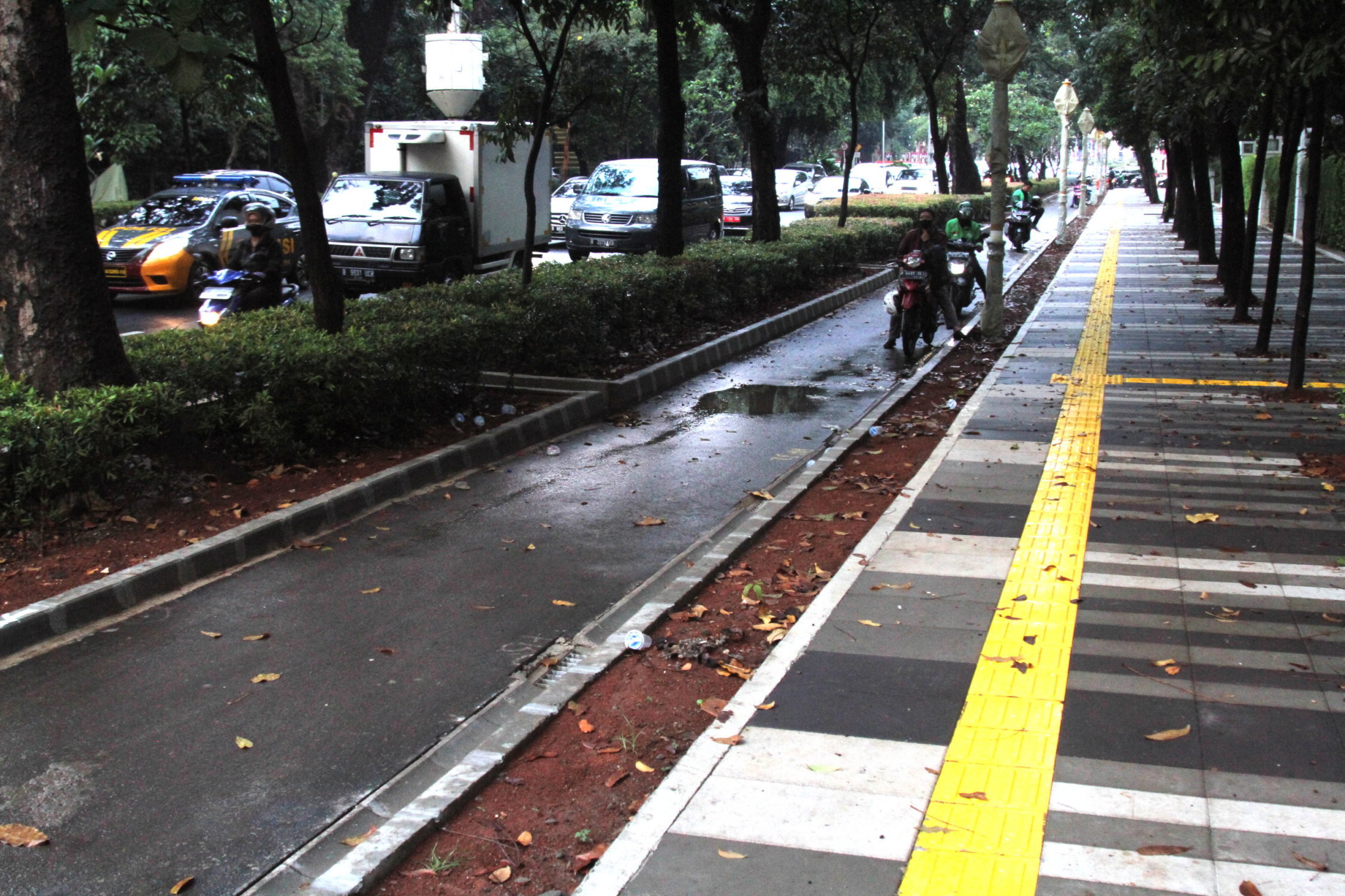 Trotoar jalan pattimura sedang dilakukan revitalisasi (Ashar/SinPo.id)