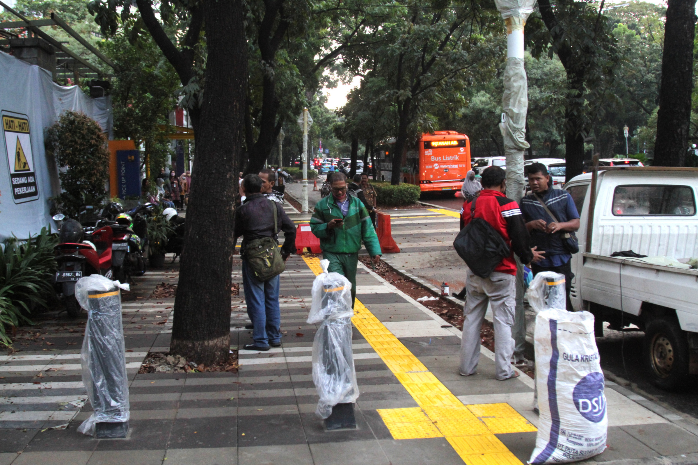 Trotoar jalan pattimura sedang dilakukan revitalisasi (Ashar/SinPo.id)