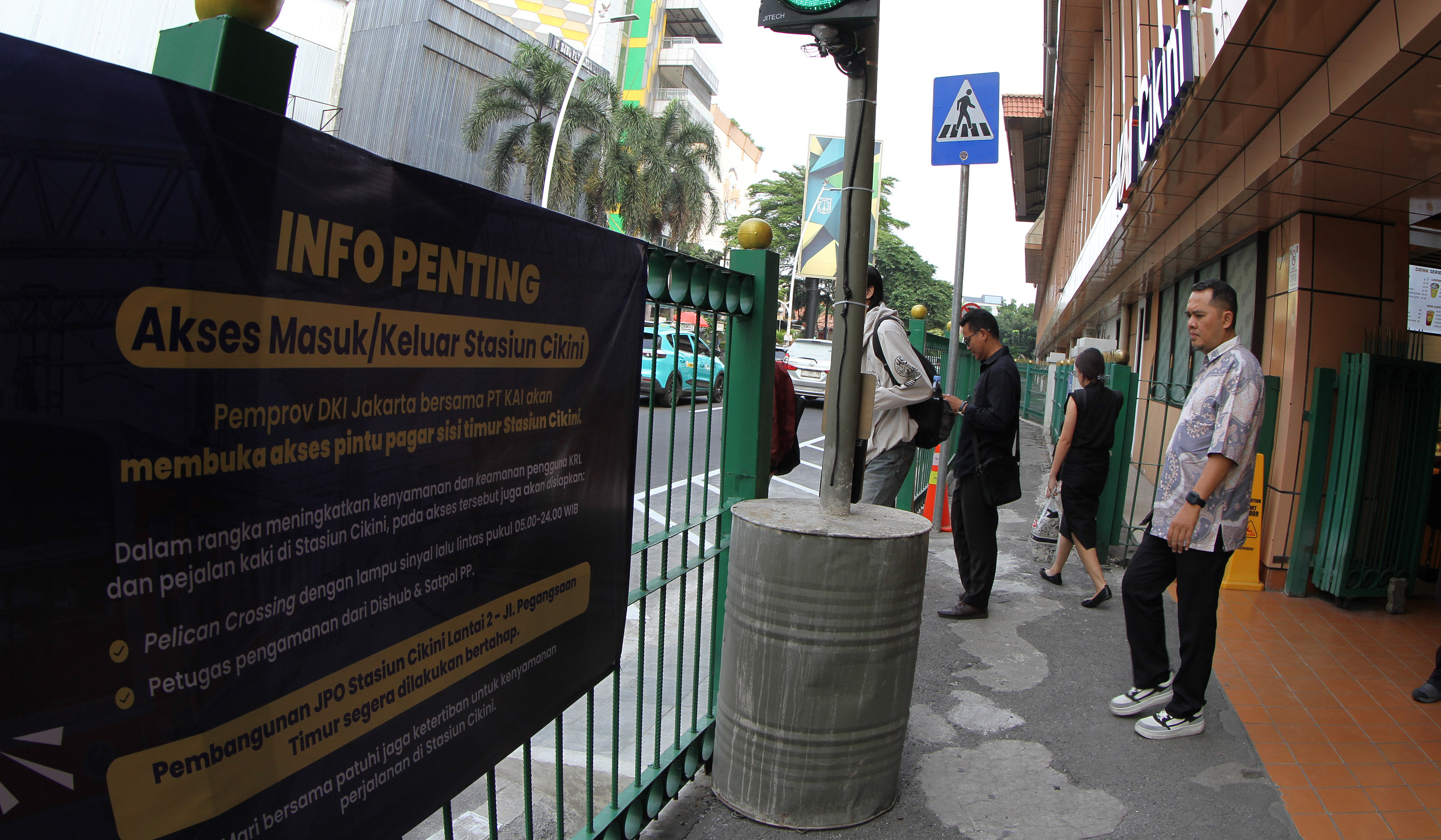 Warga melintasi pelican crossing di Stasiun Cikini. (Agus Priatna/SinPo.id)