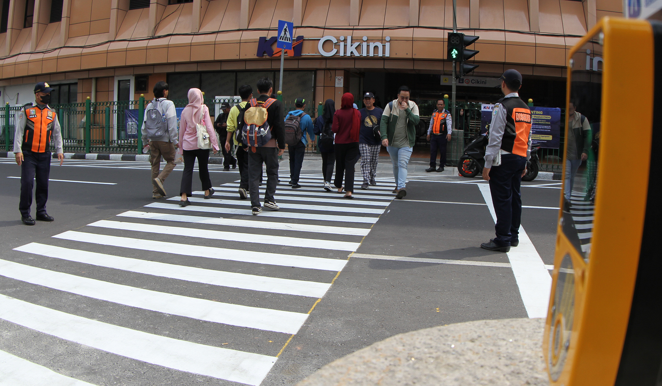 Warga melintasi pelican crossing di Stasiun Cikini. (Agus Priatna/SinPo.id)