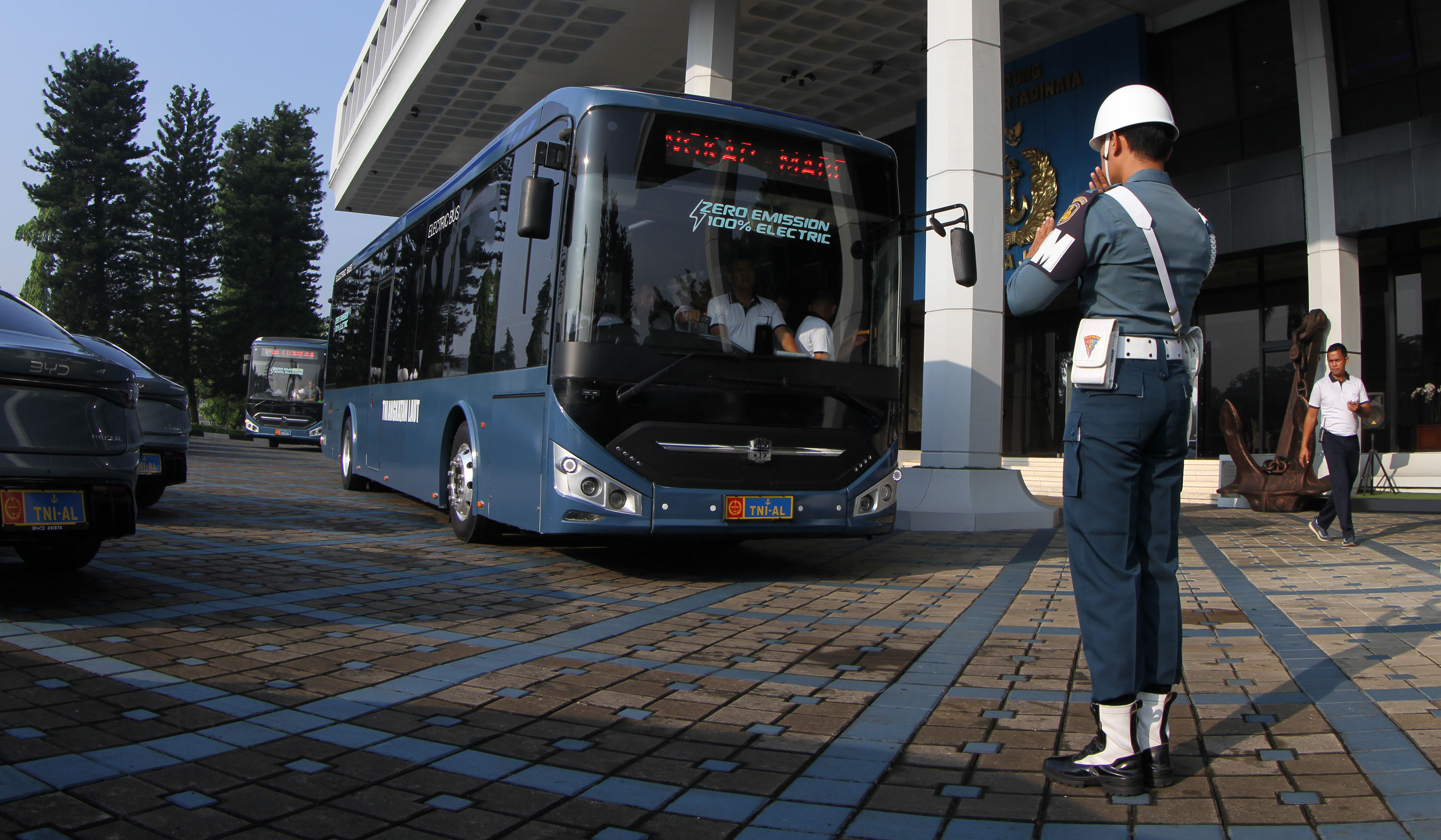 Peluncuran bus listrik perdana di lingkungan Mabesal TNI, Jakarta. (Agus Priatna/SinPo.id)