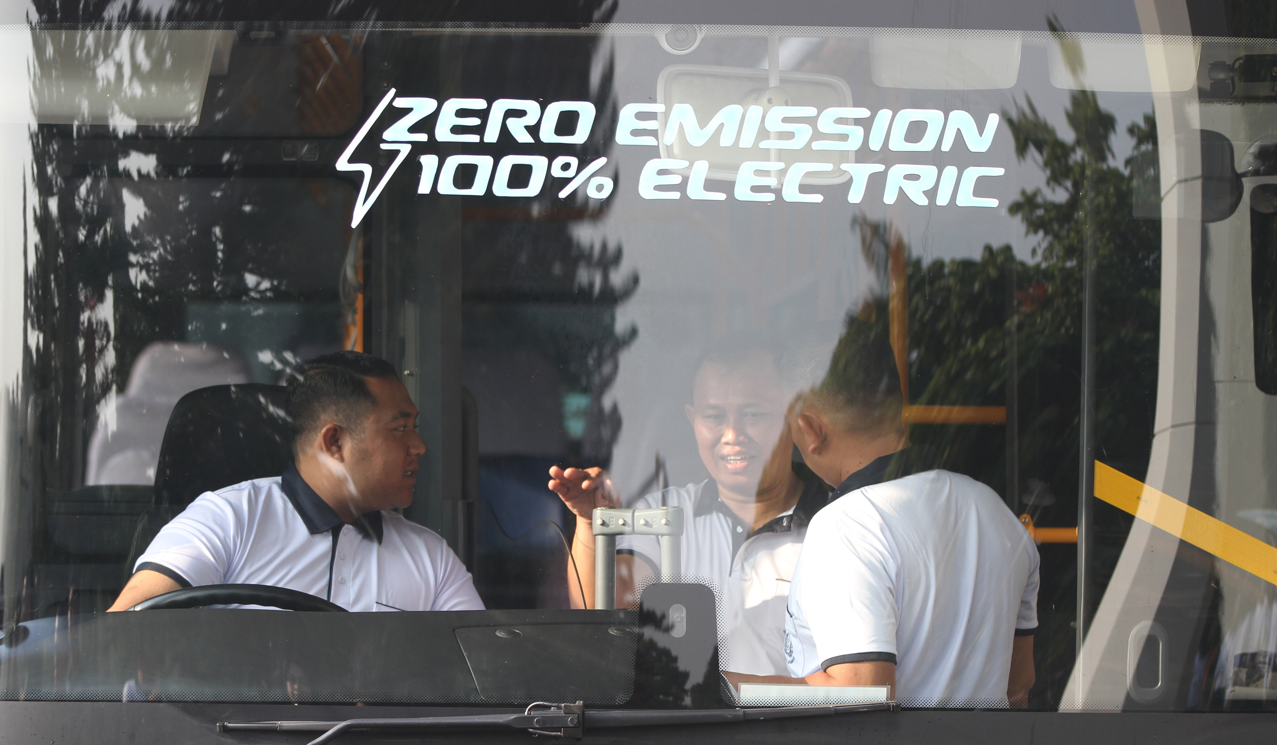 Peluncuran bus listrik perdana di lingkungan Mabesal TNI, Jakarta. (Agus Priatna/SinPo.id)