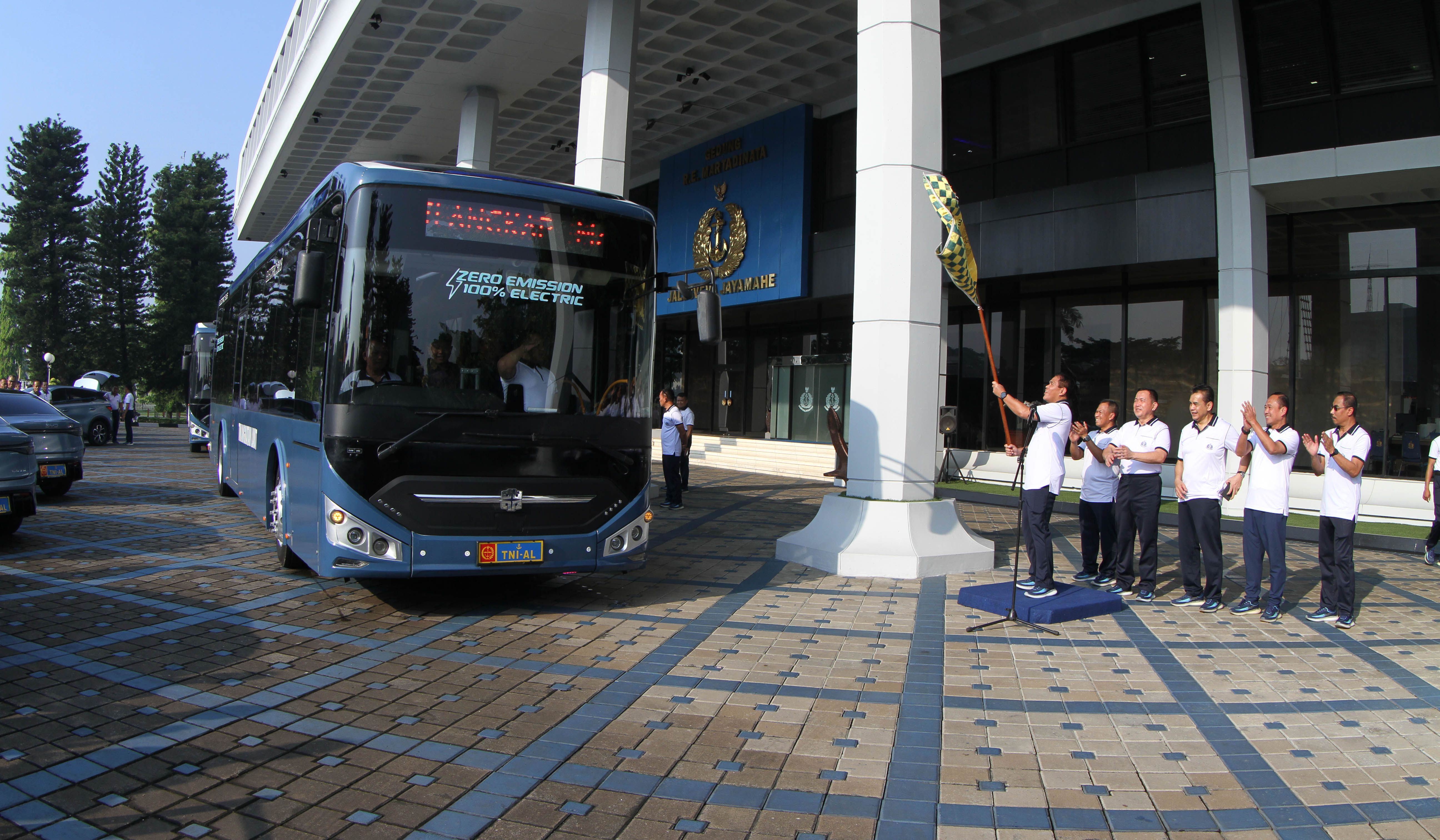 Peluncuran bus listrik perdana di lingkungan Mabesal TNI, Jakarta. (Agus Priatna/SinPo.id)