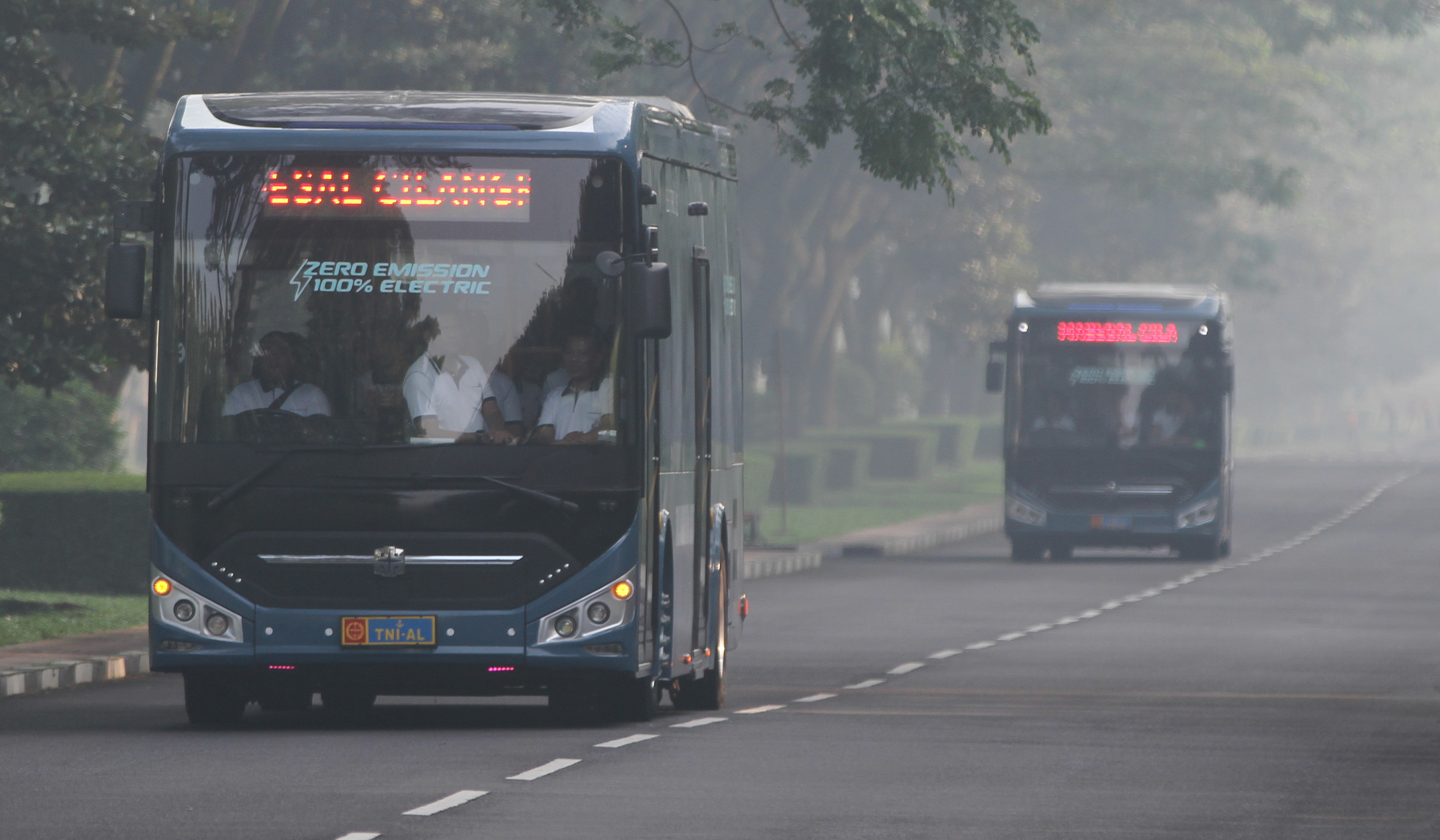 Peluncuran bus listrik perdana di lingkungan Mabesal TNI, Jakarta. (Agus Priatna/SinPo.id)