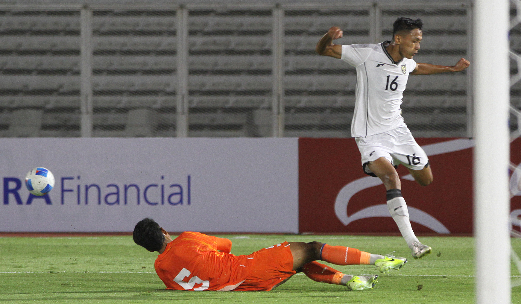 Laga uji coba timnas Indonesia U-23 melawan timnas India U-23. (Agus Priatna/SinPo.id)