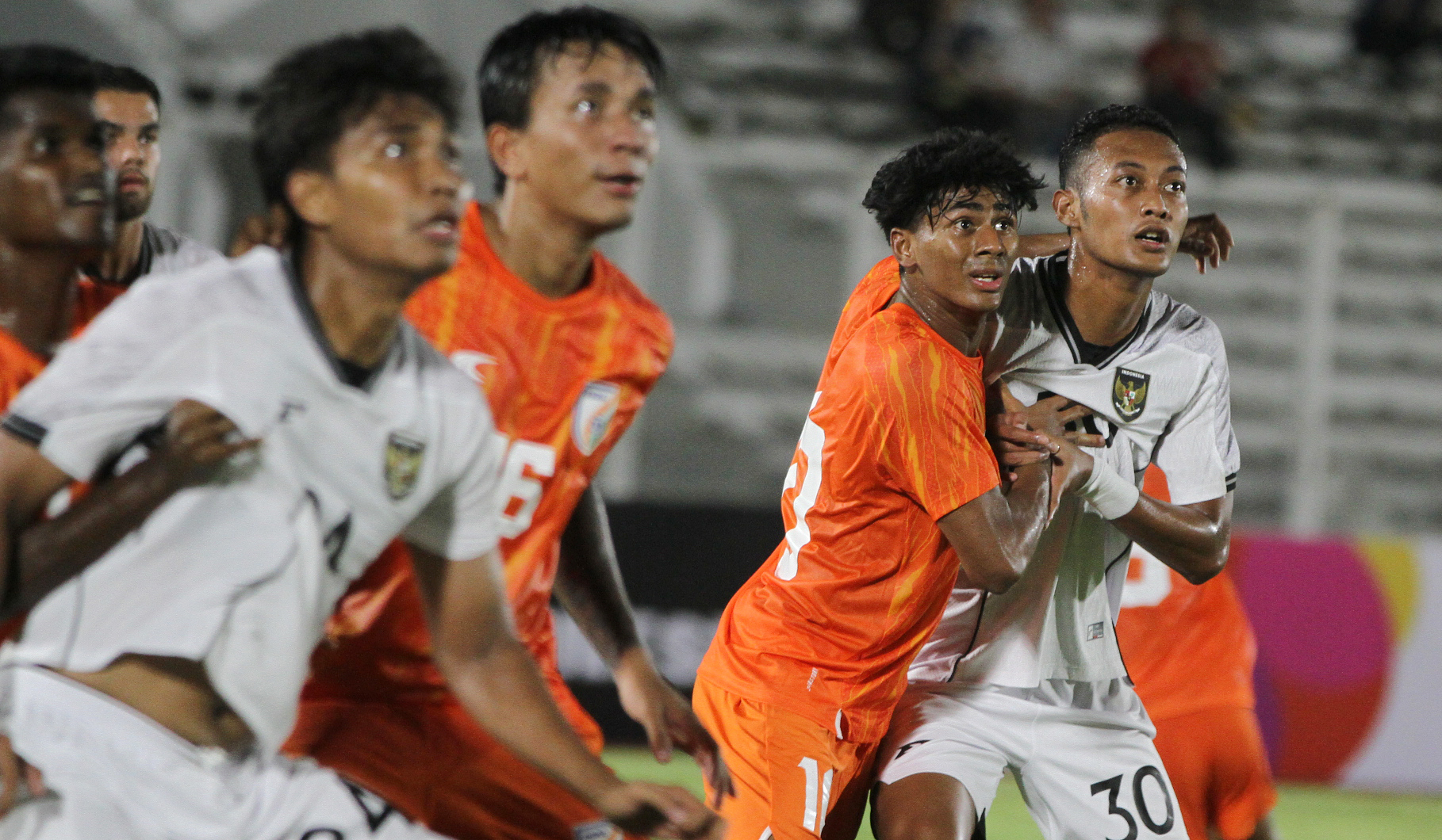 Laga uji coba timnas Indonesia U-23 melawan timnas India U-23. (Agus Priatna/SinPo.id)