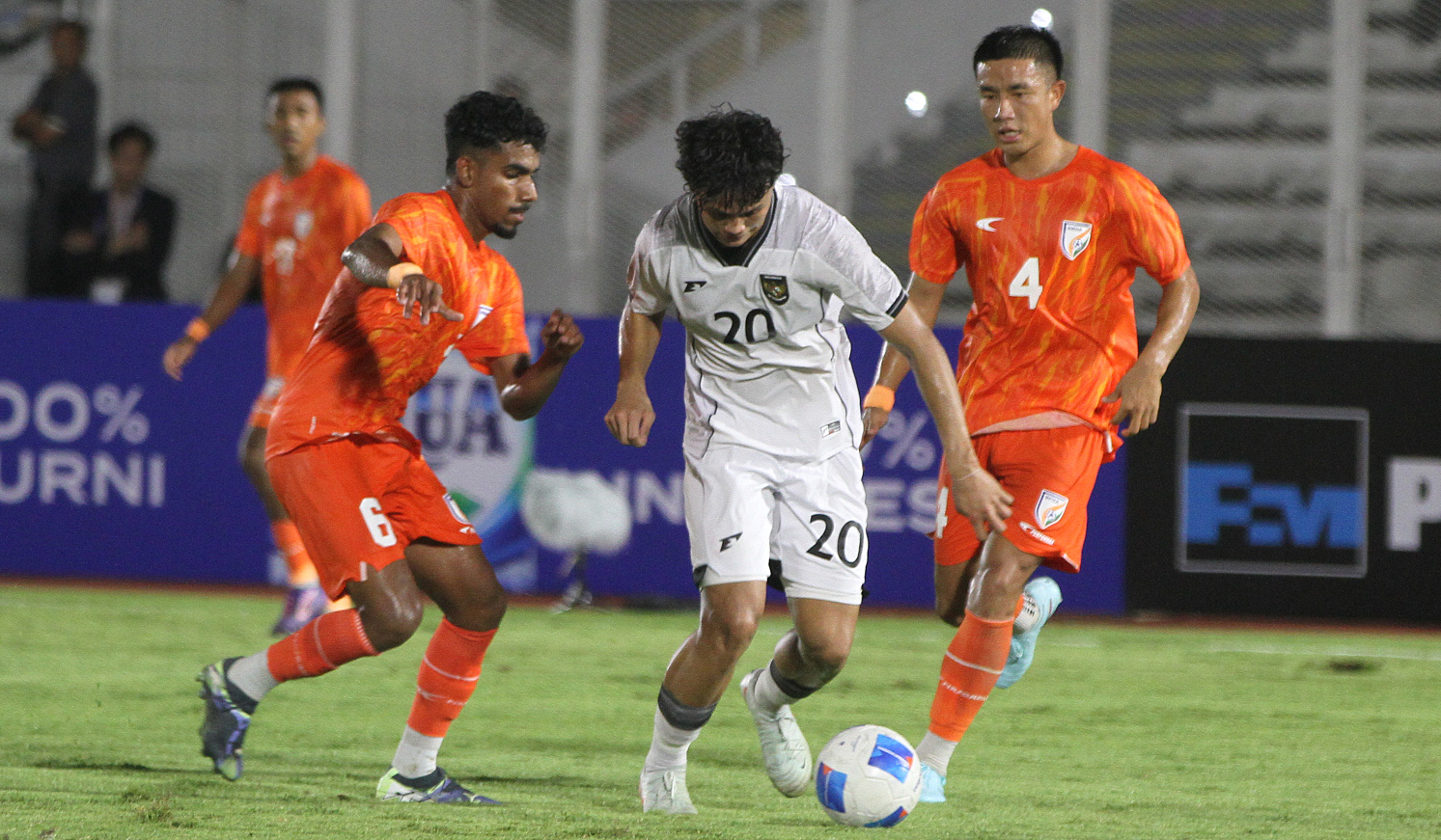 Laga uji coba timnas Indonesia U-23 melawan timnas India U-23. (Agus Priatna/SinPo.id)