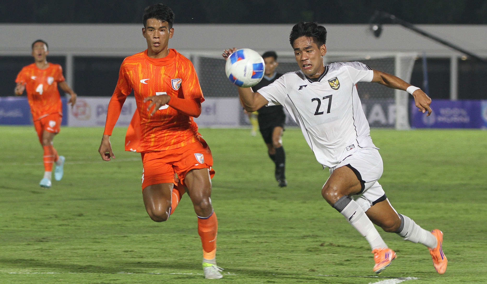 Laga uji coba timnas Indonesia U-23 melawan timnas India U-23. (Agus Priatna/SinPo.id)