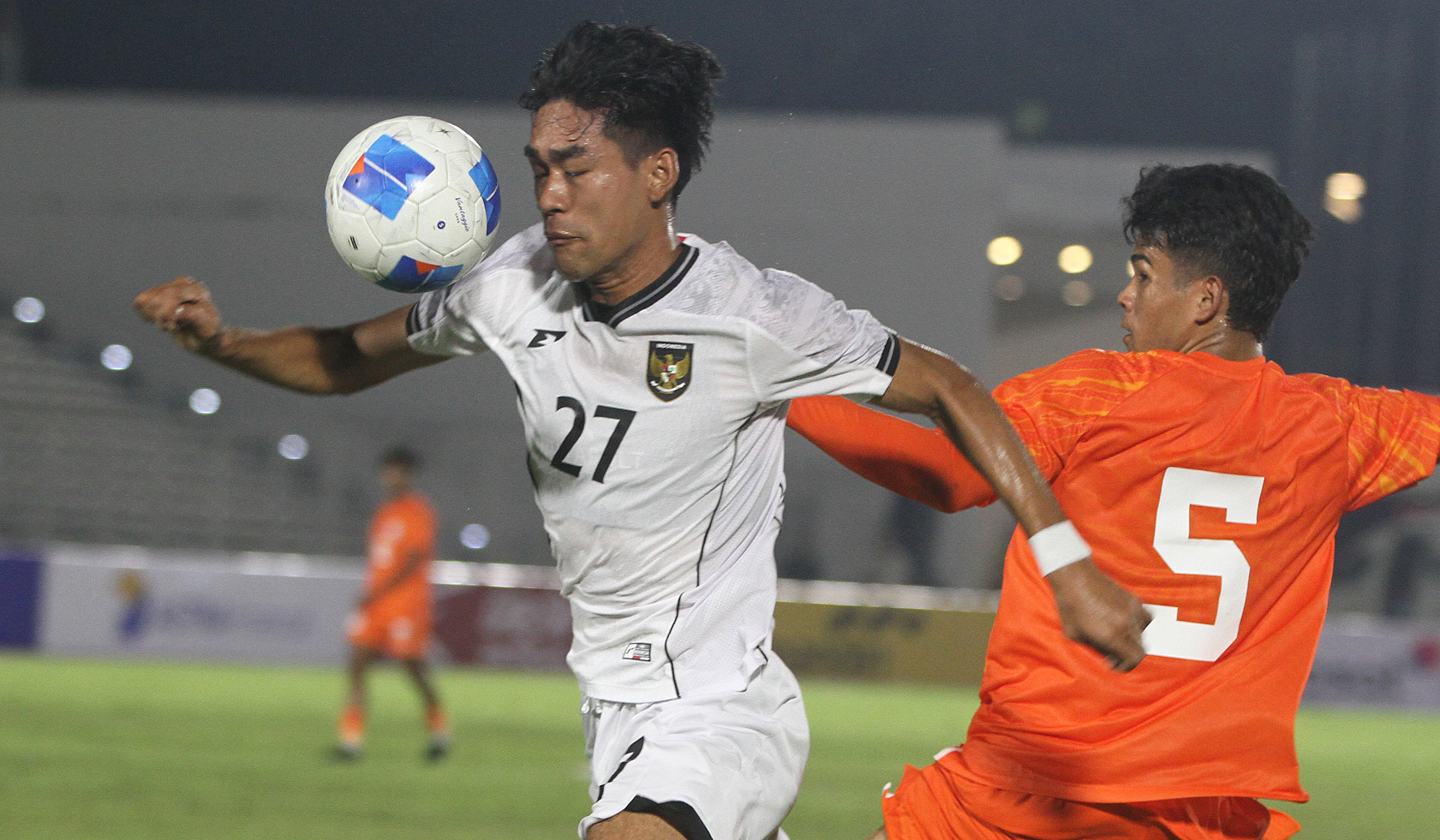 Laga uji coba timnas Indonesia U-23 melawan timnas India U-23. (Agus Priatna/SinPo.id)