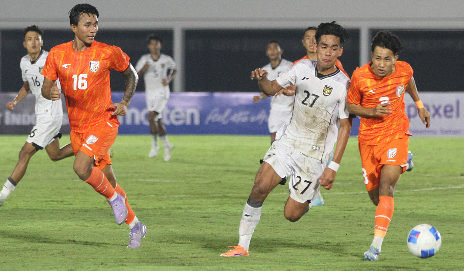 Laga uji coba timnas Indonesia U-23 melawan timnas India U-23. (Agus Priatna/SinPo.id)