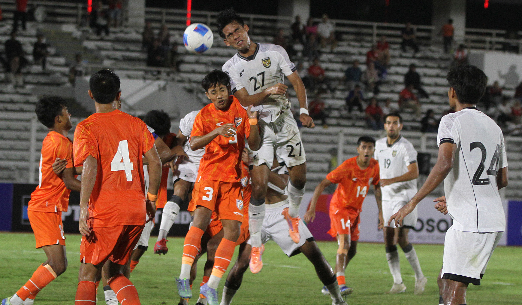 Laga uji coba timnas Indonesia U-23 melawan timnas India U-23. (Agus Priatna/SinPo.id)