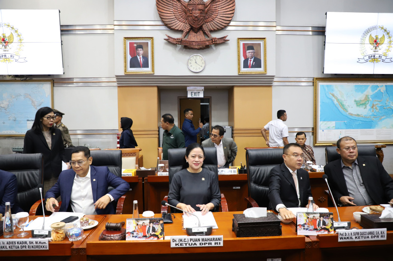 Wamenhan Muhammad Herindra menjalani test uji kelayakan dan kepatutan (Fit and Proper Test) Calon Kepala BIN di Komisi I DPR  (Ashar/SinPo.id)