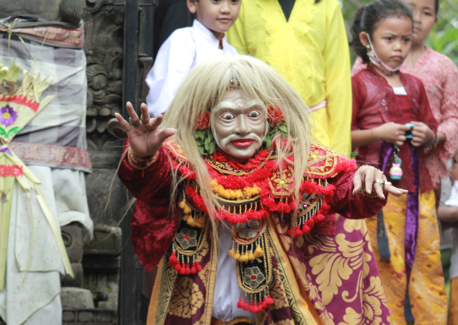 Umat Hindu melaksanakan sembayang Tawur Kasanga mensucikan diri menjelang hari raya Nyepi besok (Ashar/SinPo.id)