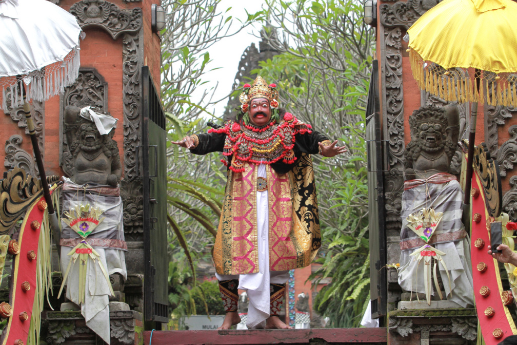 Umat Hindu melaksanakan sembayang Tawur Kasanga mensucikan diri menjelang hari raya Nyepi besok (Ashar/SinPo.id)