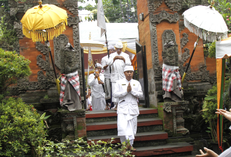 Umat Hindu menggelar Upacara Tawur Kesanga untuk menyambut Hari Suci Nyepi Caka 1946 di Pura Amerta Jati Cinere (Ashar/SinPo.id)