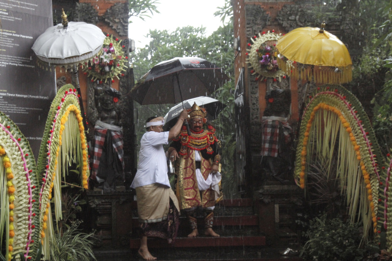 Umat Hindu menggelar Upacara Tawur Kesanga untuk menyambut Hari Suci Nyepi Caka 1946 di Pura Amerta Jati Cinere (Ashar/SinPo.id)