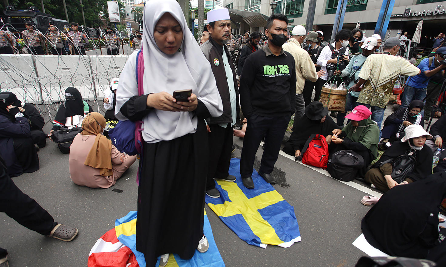 Ratusan massa umat muslim menggelar aksi demo Bela Al-Quran di Kedutaan Besar Swedia (Ashar/SinPo.id)