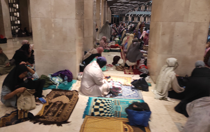 Umat muslim sedang melakukan aktivitas membaca Alquran dan berzikir di Masjid Istiqlal untuk mencari Malam Lailatul Qadar dimana malamnya lebih baik dari 1000 bulan (Ashar/SinPo.id)