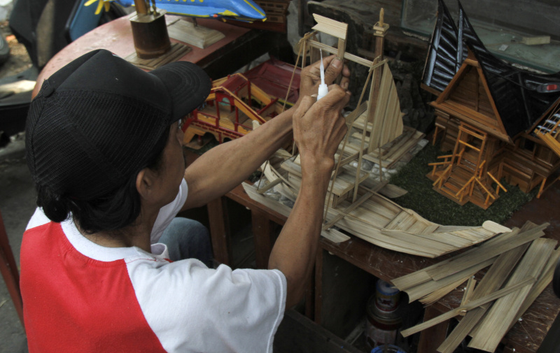 UMKM Kerajinan kayu kemanggisan kapal milik bapak Eko pemasarannya hingga seluruh Indonesia (Ashar/SinPo.id)