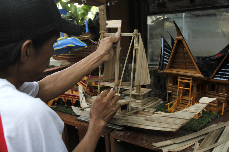 UMKM Kerajinan kayu kemanggisan kapal milik bapak Eko pemasarannya hingga seluruh Indonesia (Ashar/SinPo.id)