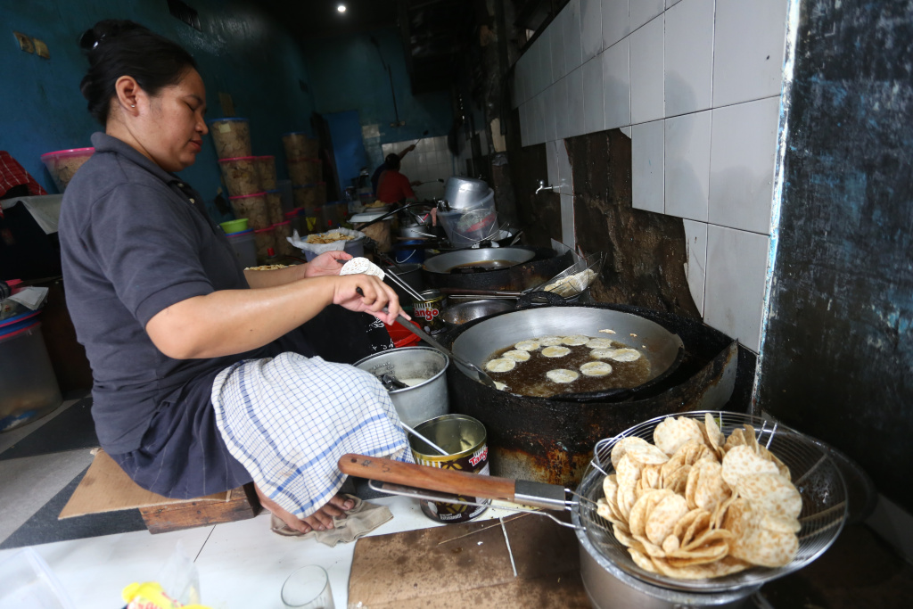Pekerja sedang menggoreng kripik tempe untuk siap dipasarkan di seluruh Indonesia dan Luar Negeri (Ashar/SinPo.id)