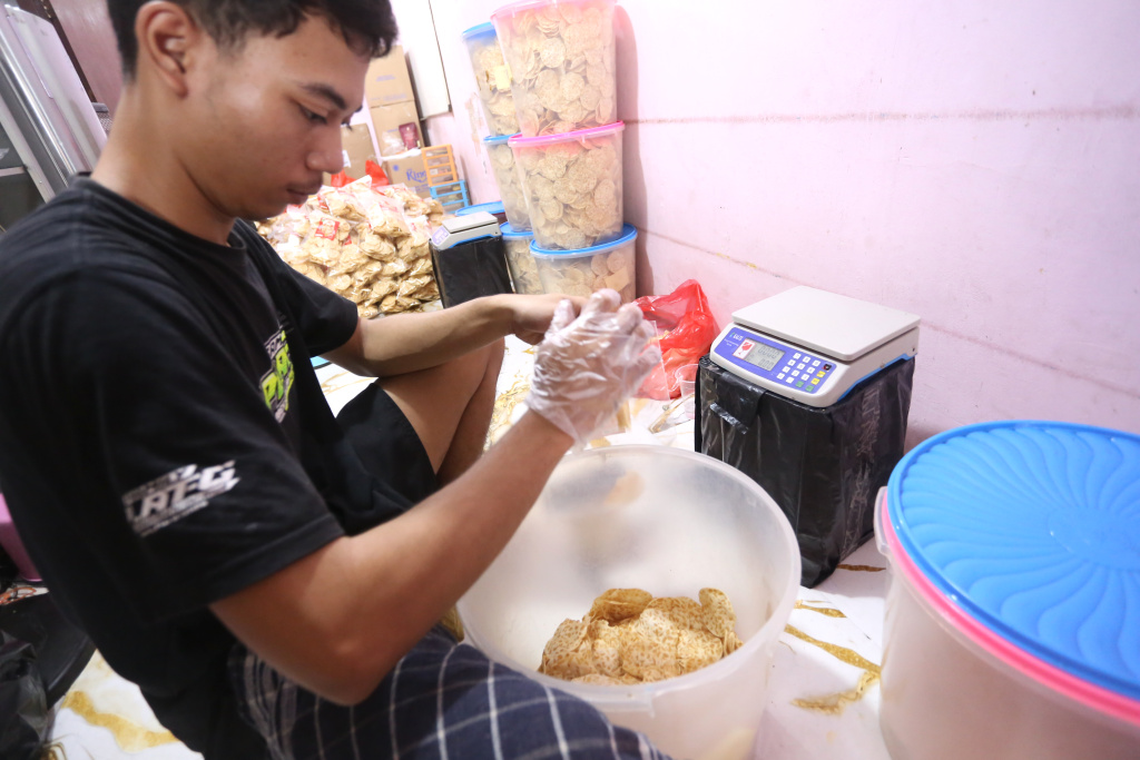 Pekerja sedang menggoreng kripik tempe untuk siap dipasarkan di seluruh Indonesia dan Luar Negeri (Ashar/SinPo.id)
