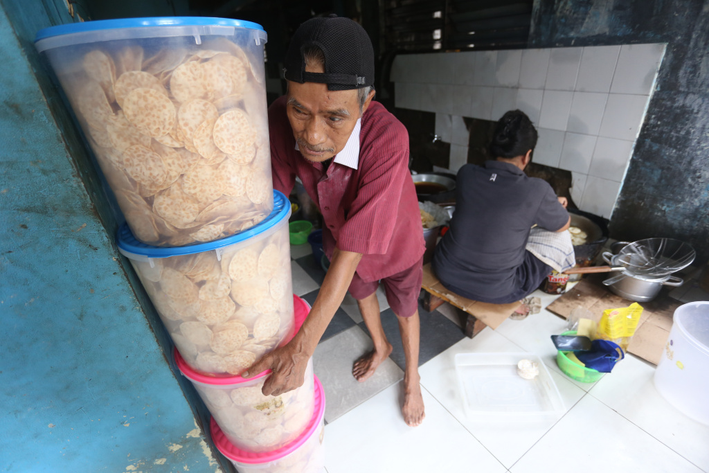 Pekerja sedang menggoreng kripik tempe untuk siap dipasarkan di seluruh Indonesia dan Luar Negeri (Ashar/SinPo.id)