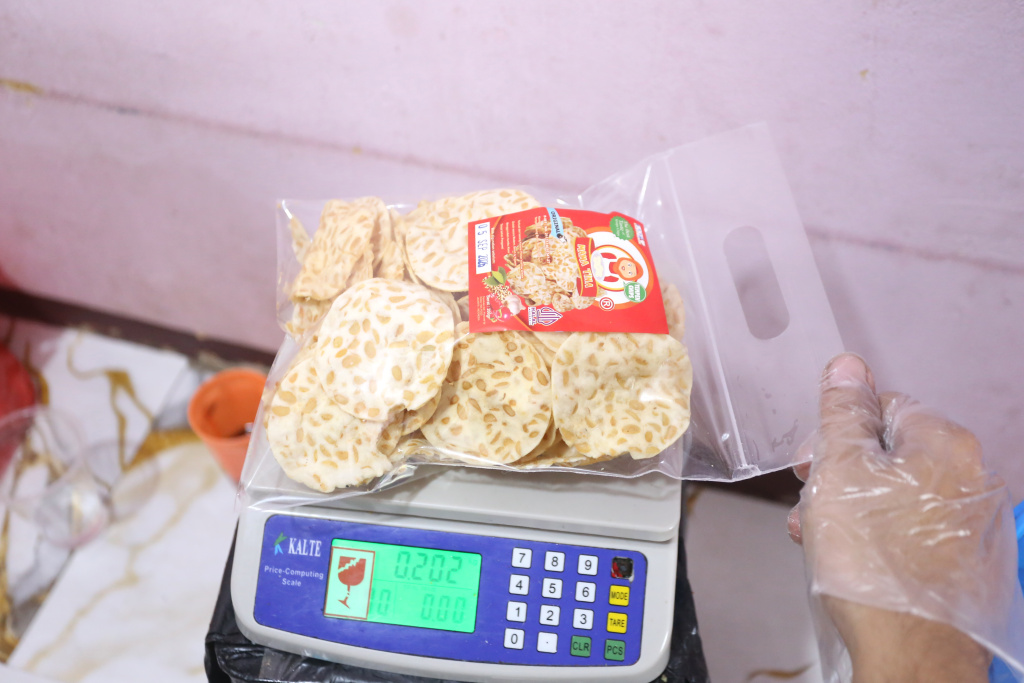 Pekerja sedang menggoreng kripik tempe untuk siap dipasarkan di seluruh Indonesia dan Luar Negeri (Ashar/SinPo.id)