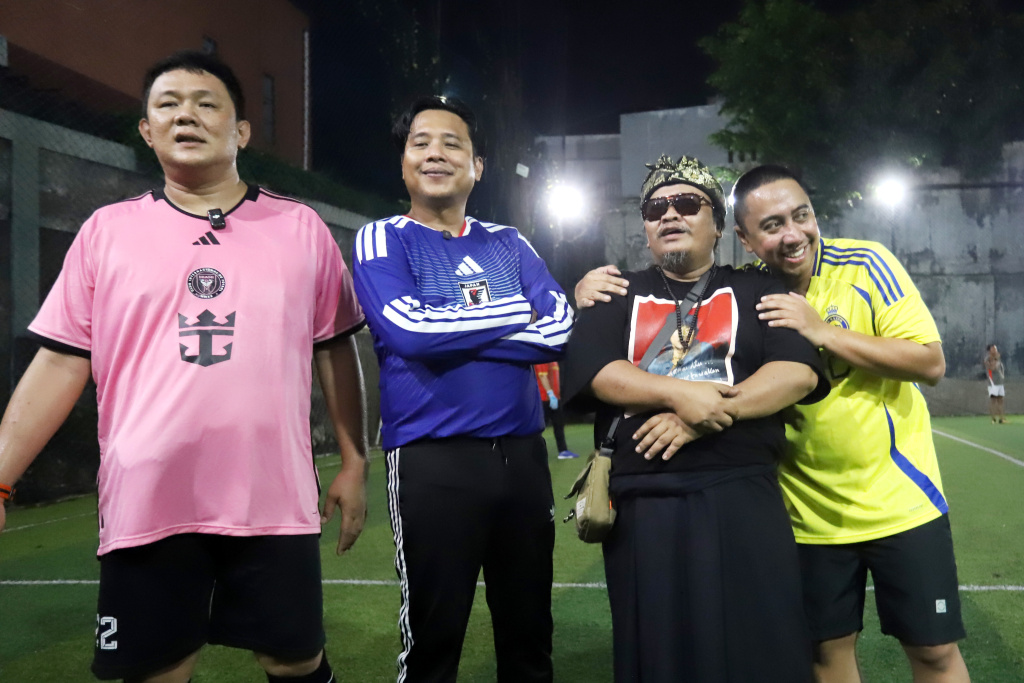 UMKM Sinergi ADV Nusantara kelompok podcaster Grind Boys yang beranggotakan Gofar Hilman, Wancoy, dan Rico Lubis untuk semakin menyaurakan kampanye dukungan industri tekstil Tanah Air (Ashar/SinPo.id)