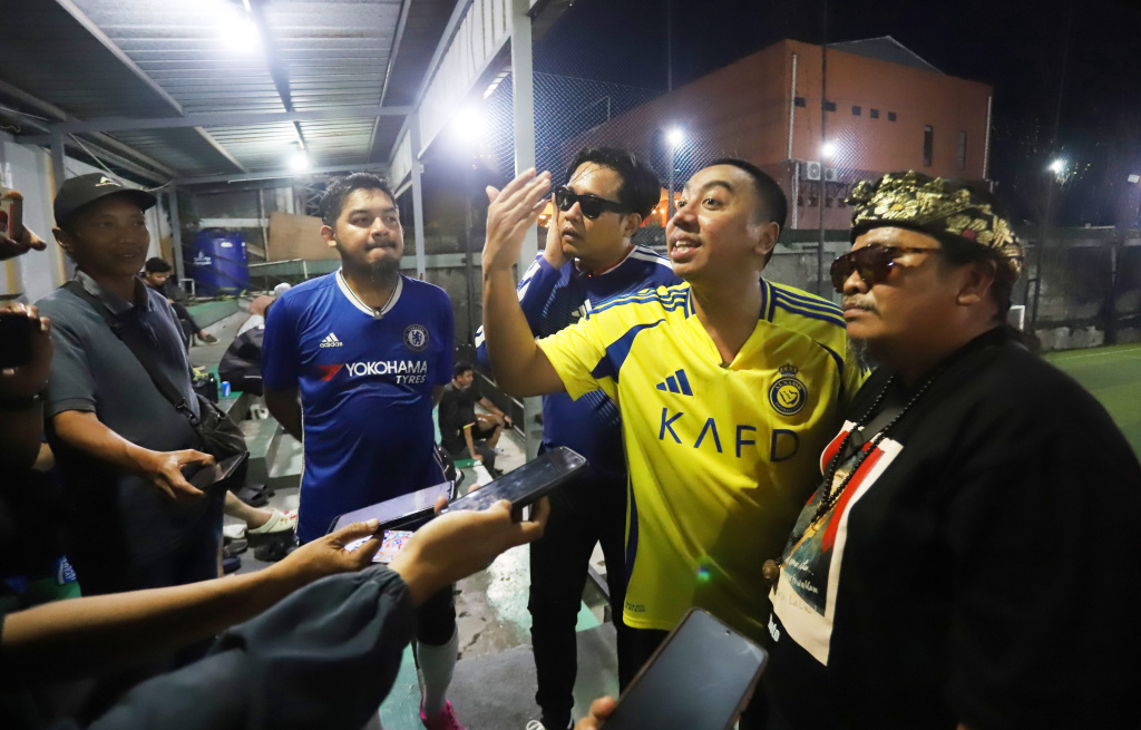 UMKM Sinergi ADV Nusantara kelompok podcaster Grind Boys yang beranggotakan Gofar Hilman, Wancoy, dan Rico Lubis untuk semakin menyaurakan kampanye dukungan industri tekstil Tanah Air (Ashar/SinPo.id)