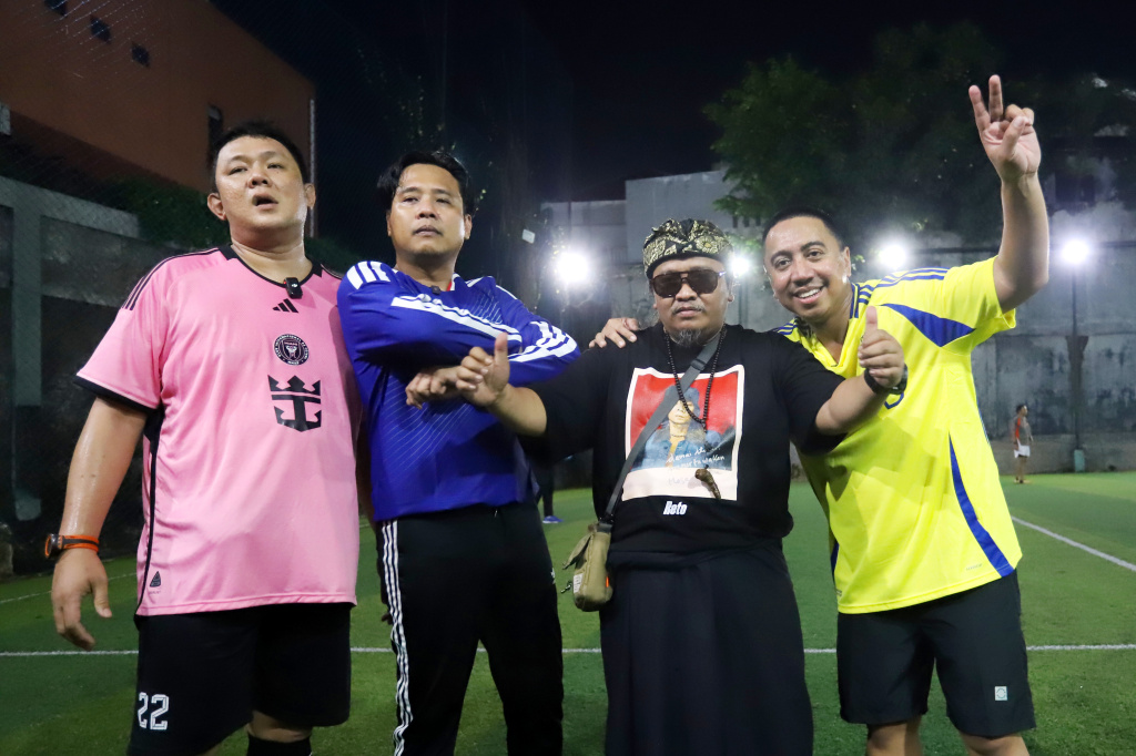 UMKM Sinergi ADV Nusantara kelompok podcaster Grind Boys yang beranggotakan Gofar Hilman, Wancoy, dan Rico Lubis untuk semakin menyaurakan kampanye dukungan industri tekstil Tanah Air (Ashar/SinPo.id)