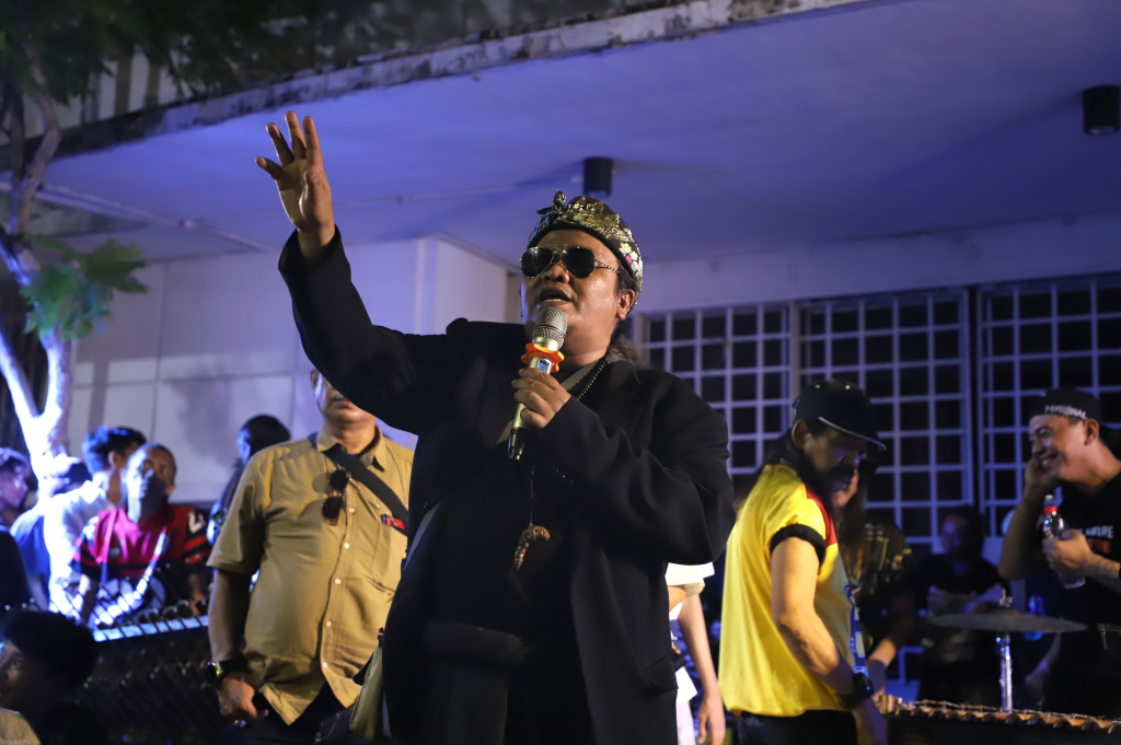 UMKM Sinergi Nusantara menggelar aksi seni untuk mencintai produk lokal dan menolak produk import di kota tua (Ashar/SinPo.id)