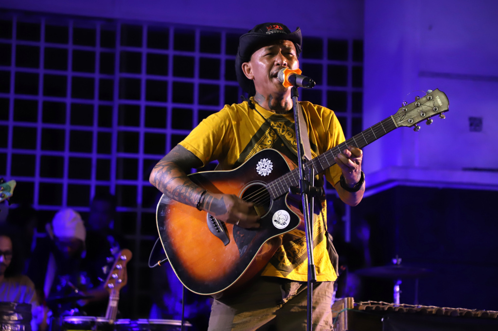 UMKM Sinergi Nusantara menggelar aksi seni untuk mencintai produk lokal dan menolak produk import di kota tua (Ashar/SinPo.id)