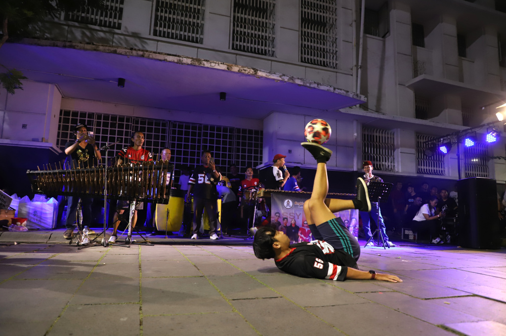 UMKM Sinergi Nusantara menggelar aksi seni untuk mencintai produk lokal dan menolak produk import di kota tua (Ashar/SinPo.id)