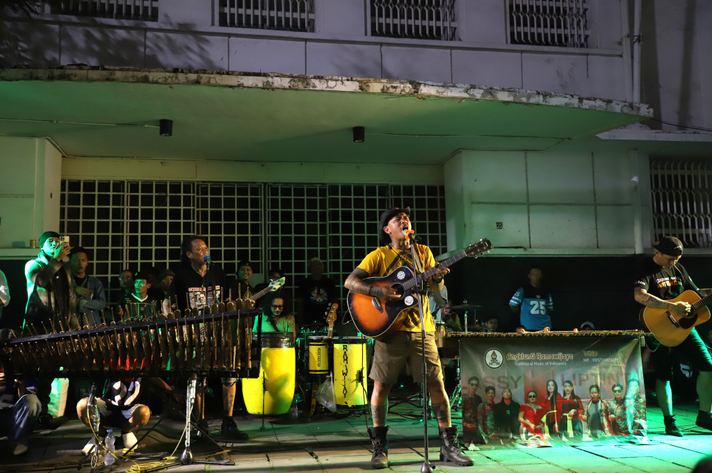 UMKM Sinergi Nusantara menggelar aksi seni untuk mencintai produk lokal dan menolak produk import di kota tua (Ashar/SinPo.id)