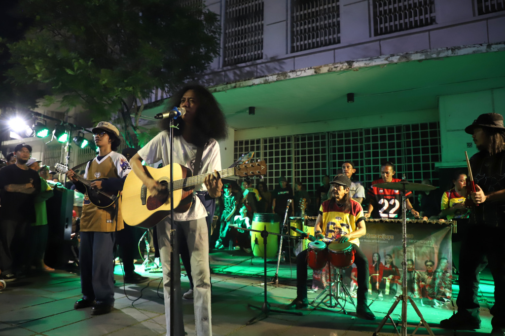 UMKM Sinergi Nusantara menggelar aksi seni untuk mencintai produk lokal dan menolak produk import di kota tua (Ashar/SinPo.id)