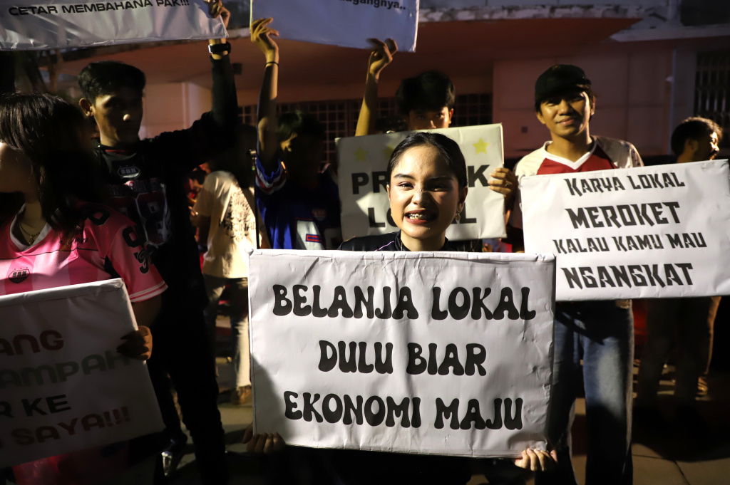 UMKM Sinergi Nusantara menggelar aksi seni untuk mencintai produk lokal dan menolak produk import di kota tua (Ashar/SinPo.id)