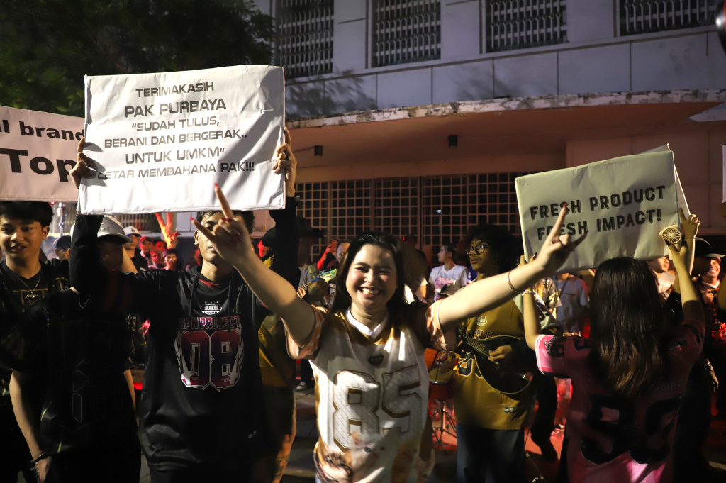 UMKM Sinergi Nusantara menggelar aksi seni untuk mencintai produk lokal dan menolak produk import di kota tua (Ashar/SinPo.id)