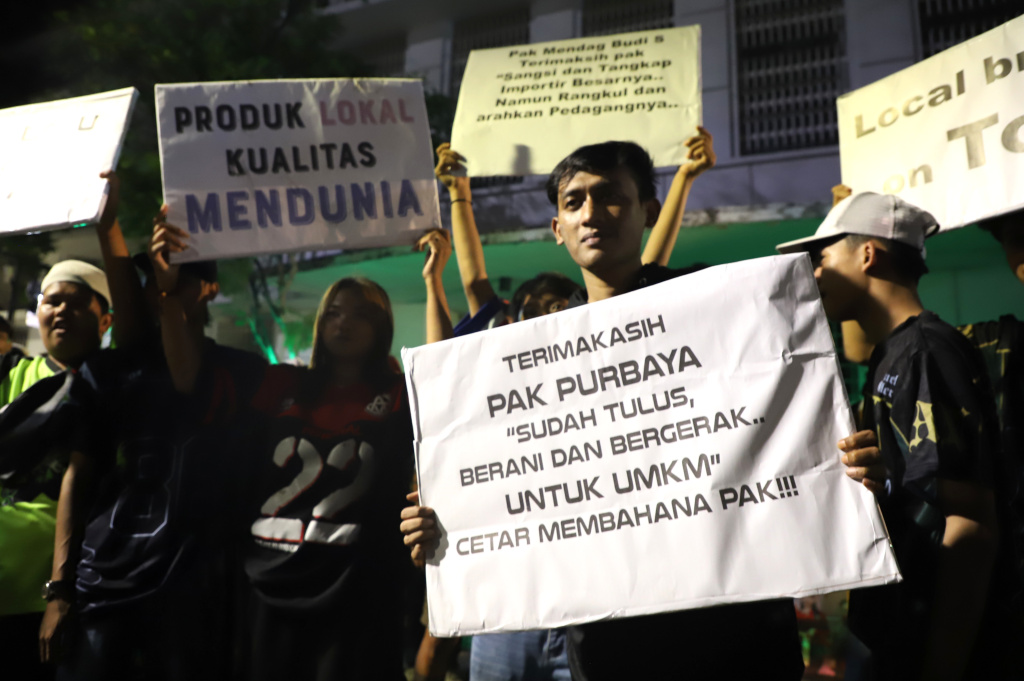 UMKM Sinergi Nusantara menggelar aksi seni untuk mencintai produk lokal dan menolak produk import di kota tua (Ashar/SinPo.id)