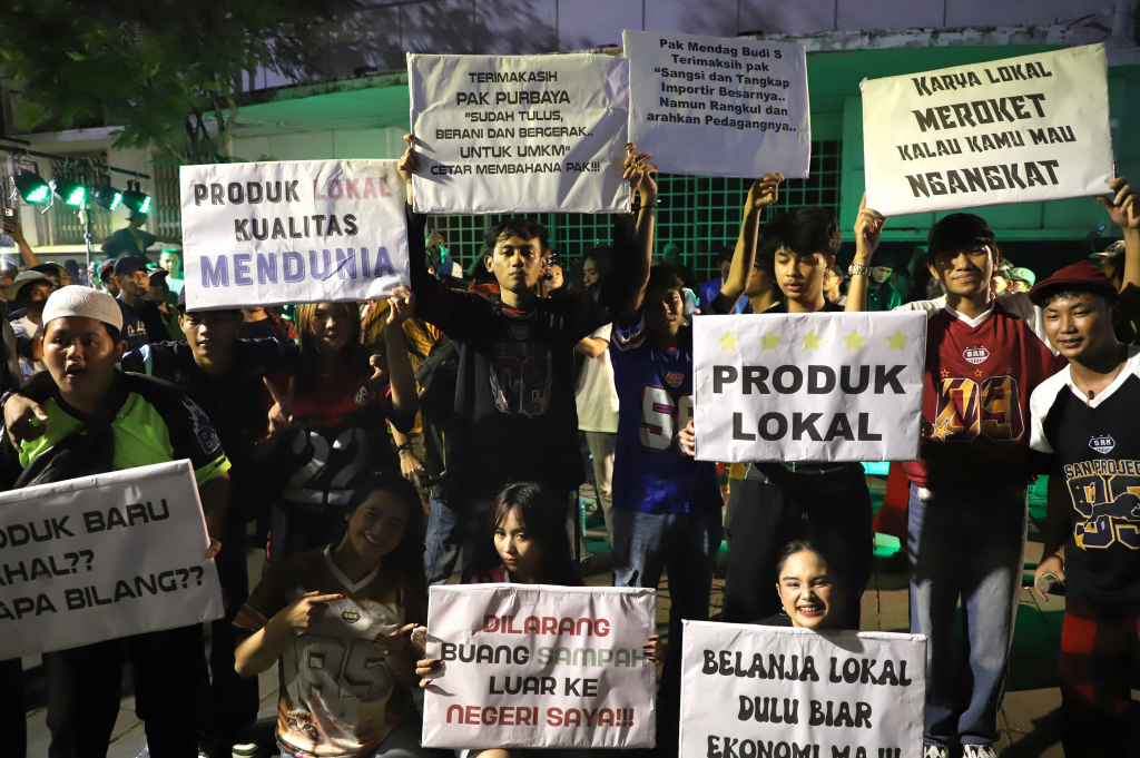 UMKM Sinergi Nusantara menggelar aksi seni untuk mencintai produk lokal dan menolak produk import di kota tua (Ashar/SinPo.id)