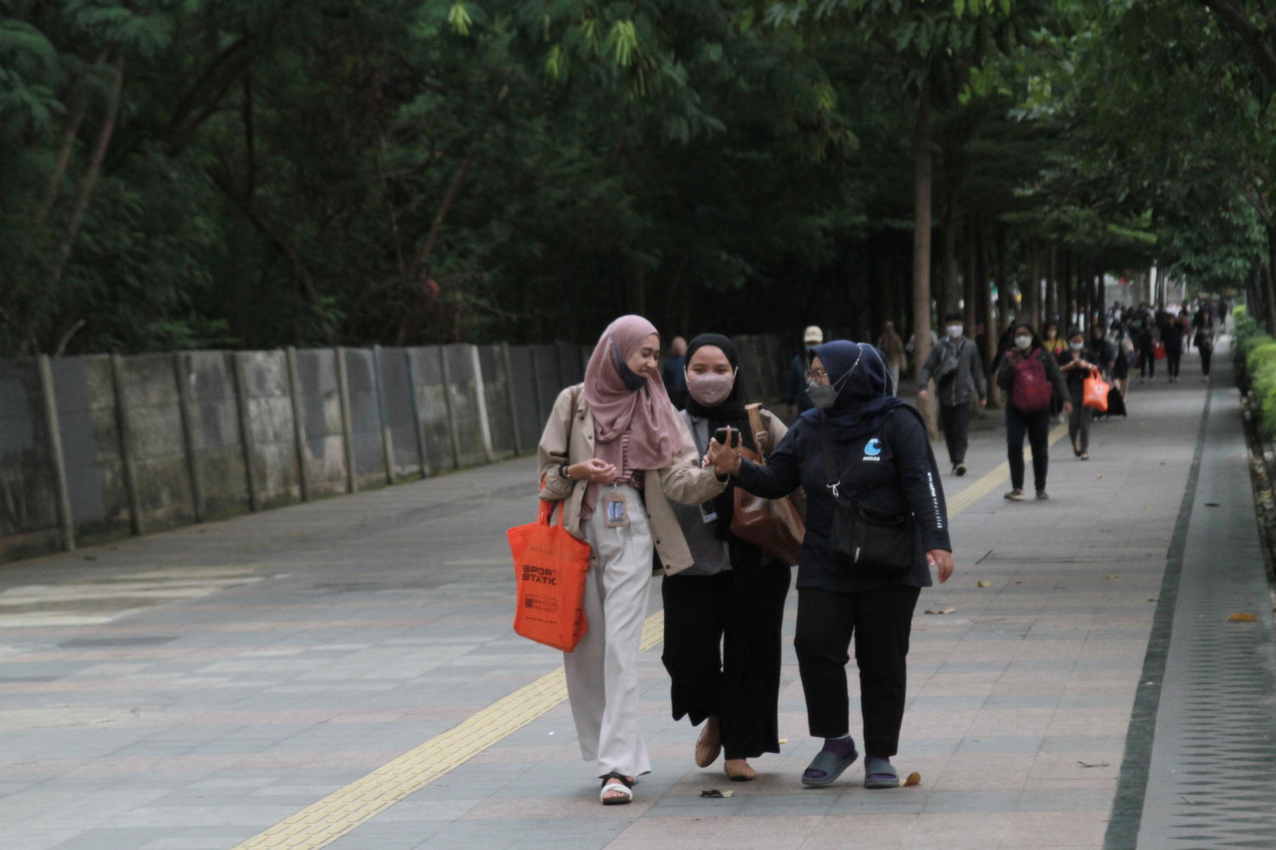 Para pekerja pulang kantor di jalan Sudirman Jakarta Pusat (Ashar/SinPo.id)