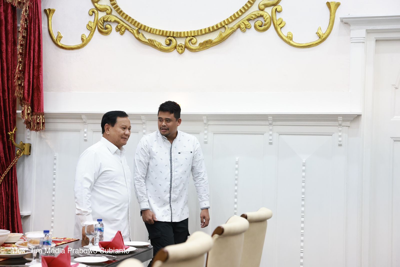 Menhan Prabowo bertemu menantu Presiden Jokowi Wali Kota Medan Boby Afif Nasution untuk memghadiri acara zikir dan doa bersama di lapangan benteng Kota Medan (Foto:Tim Prabowo/SinPo.id)
