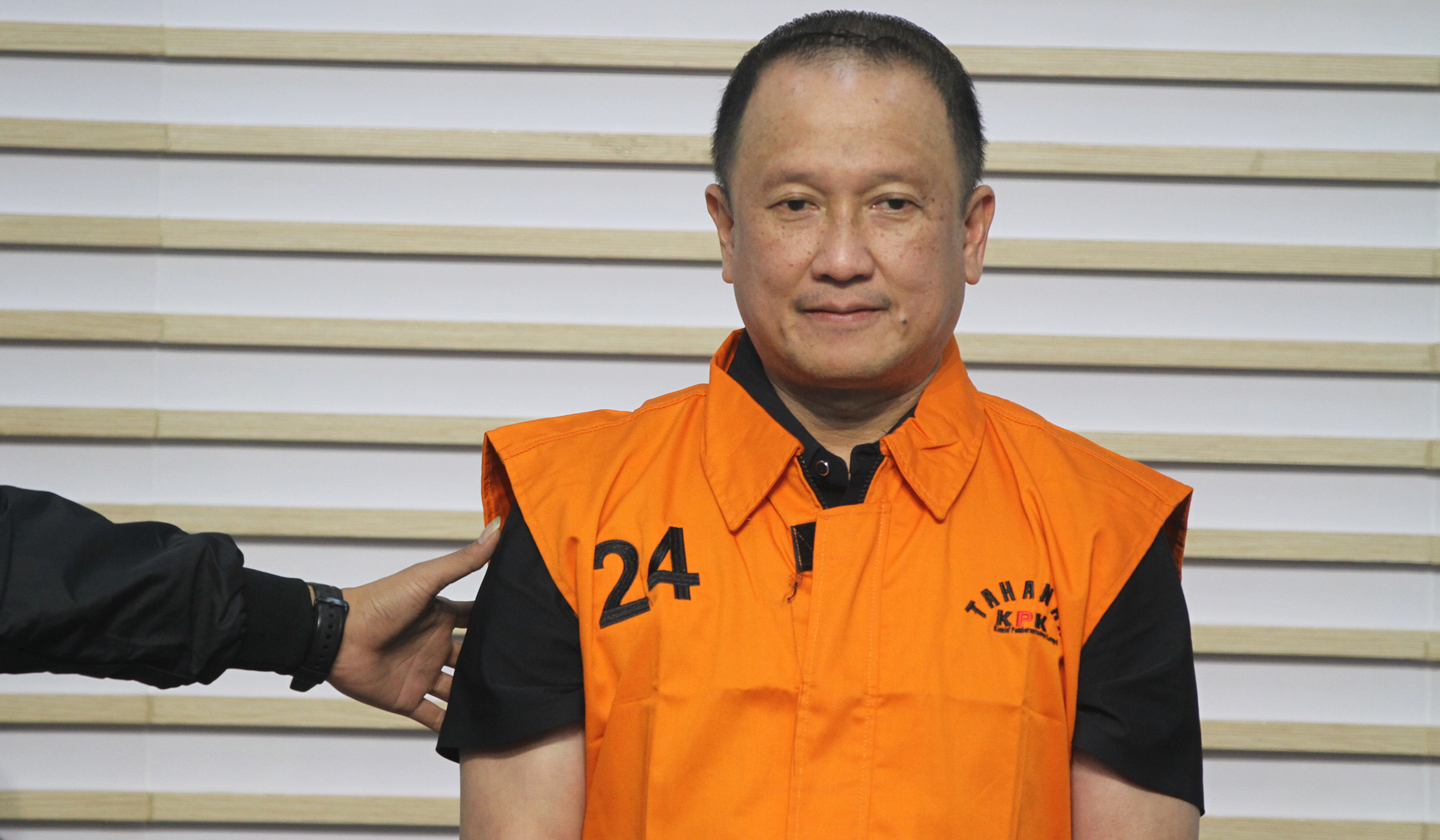 KPK tahan Menas Erwin Djohansyah, terkait kasus suap di MA. (Agus Priatna/SinPo.id)