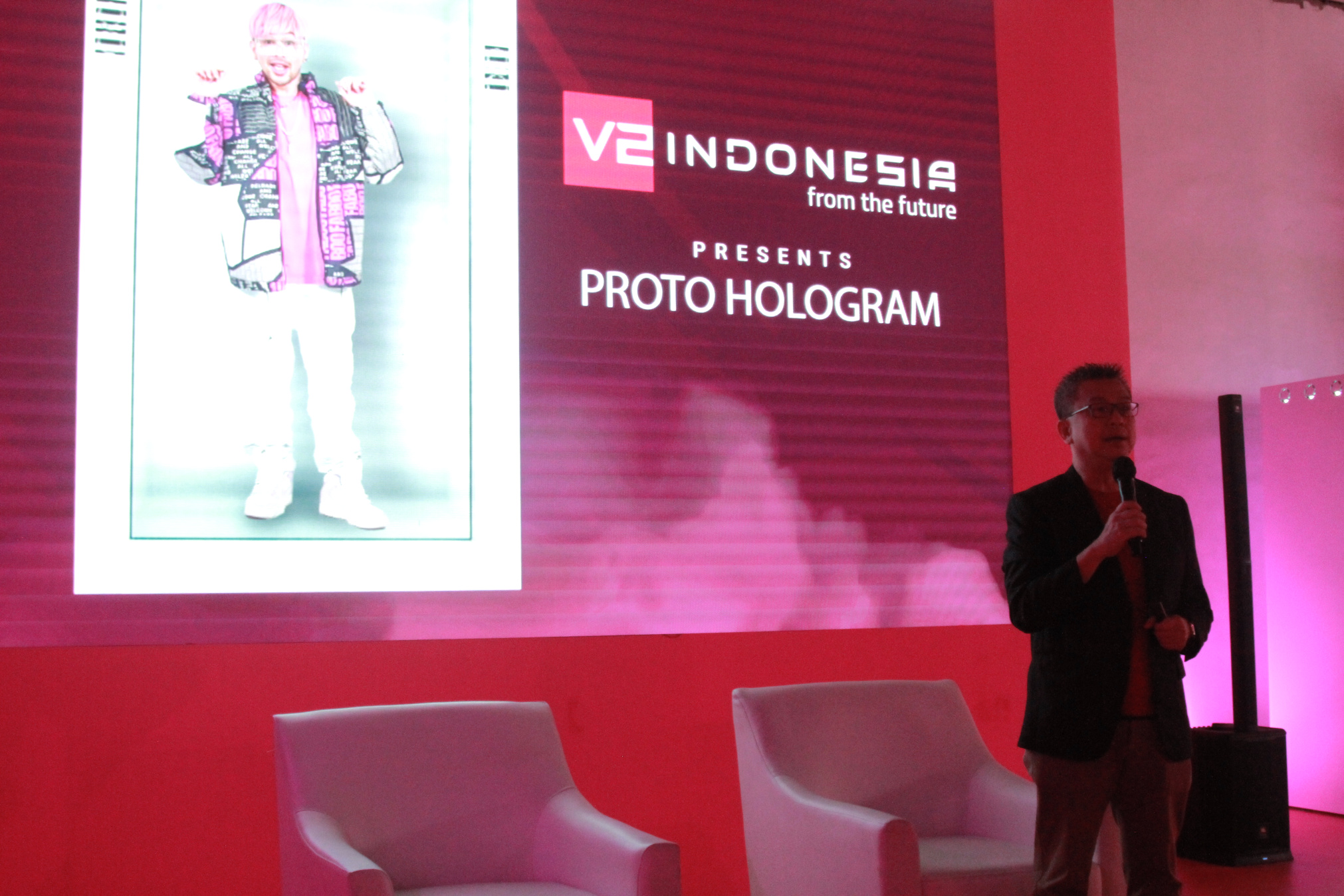 CEO V2 Indonesia memperkenalkan teknologi Proto Hologram ke Indonesia (Ashar/SinPo.id)