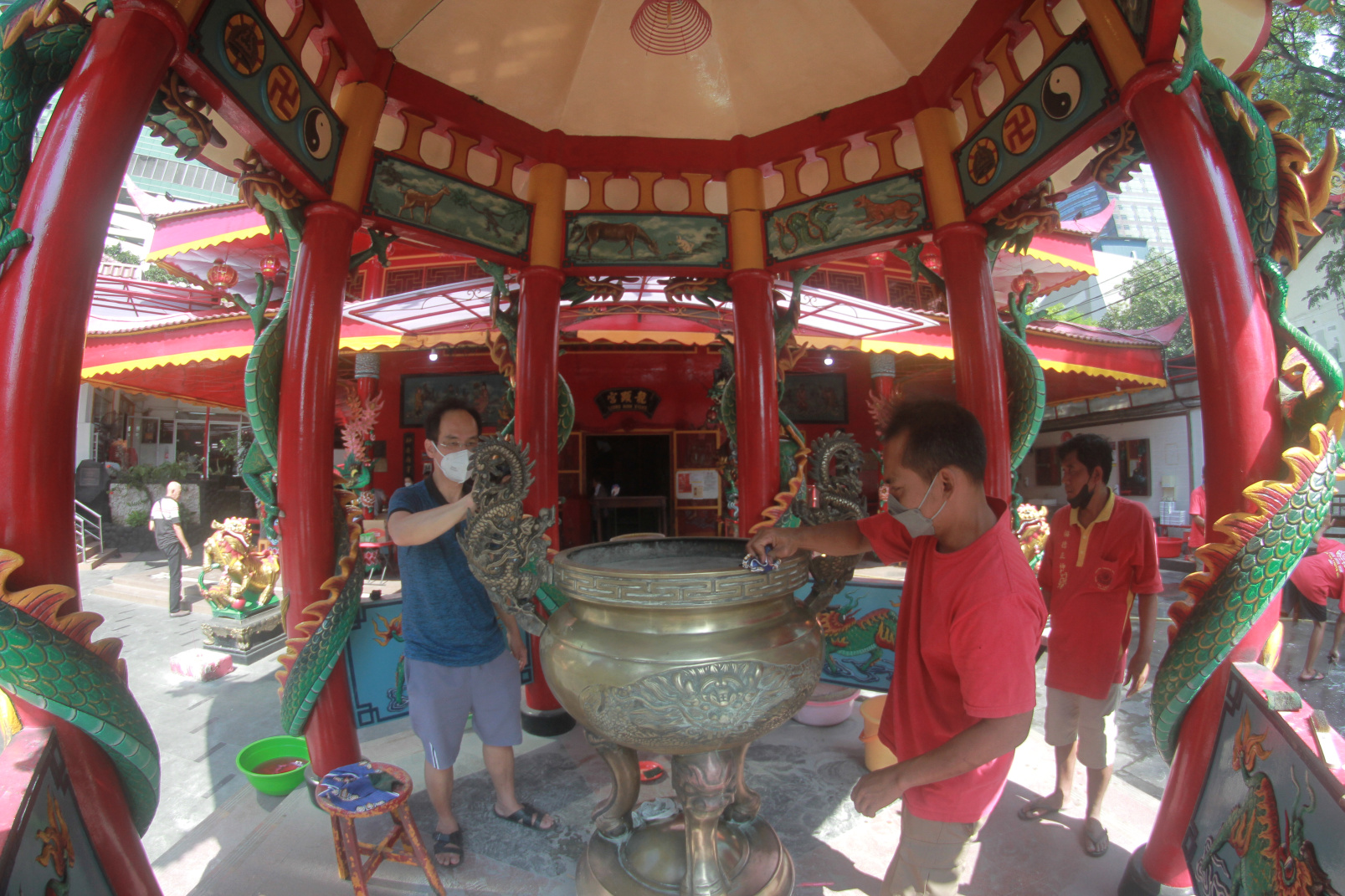 Vihara Amurva Bhumi sedang melaksanakan bersih-bersih menjelang perayaan tahun baru Imlek (Ashar/SinPo.id)