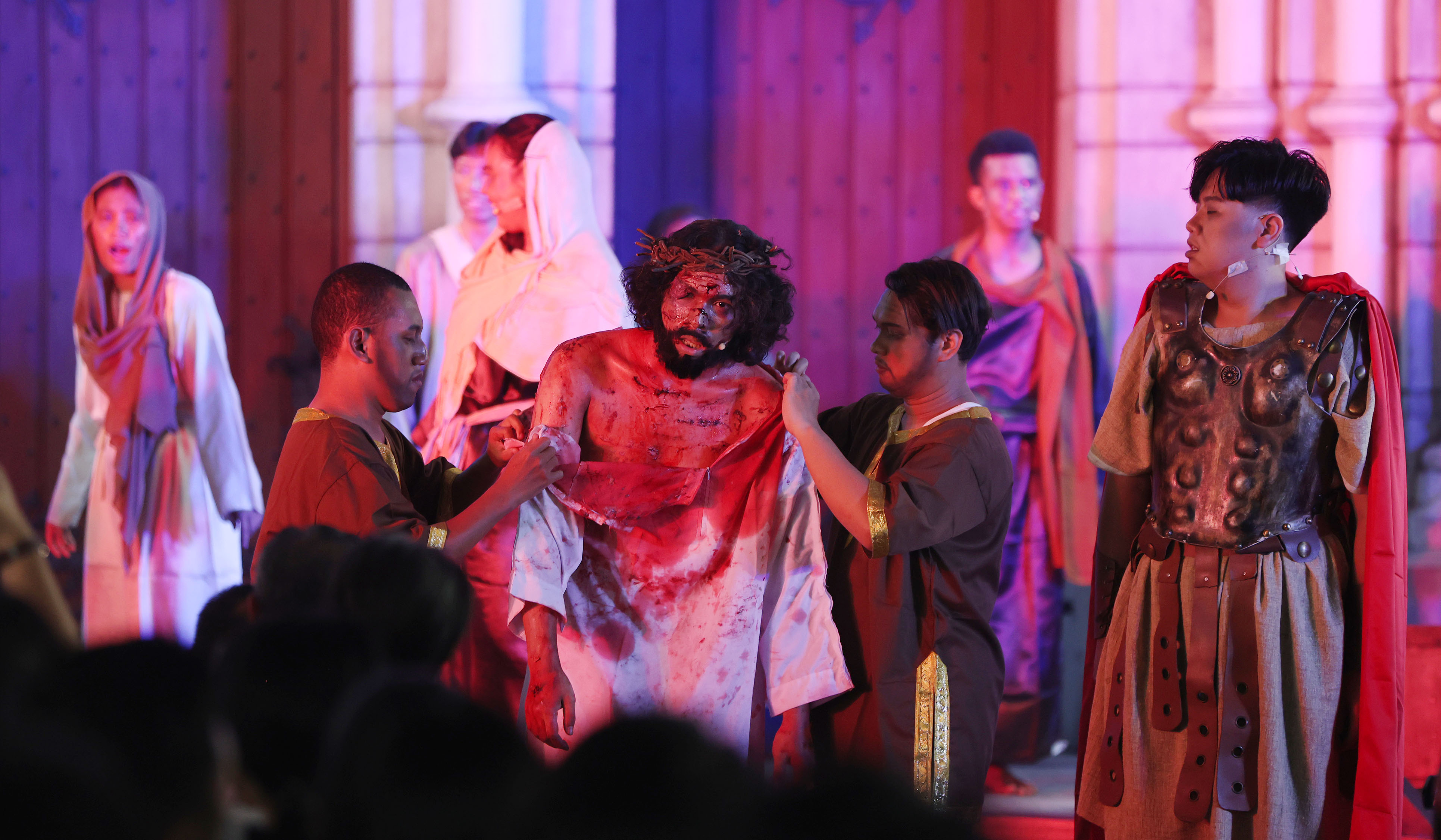 Visualisasi jalan salib di Gereja Katedral. (Agus Priatna/SinPo.id)