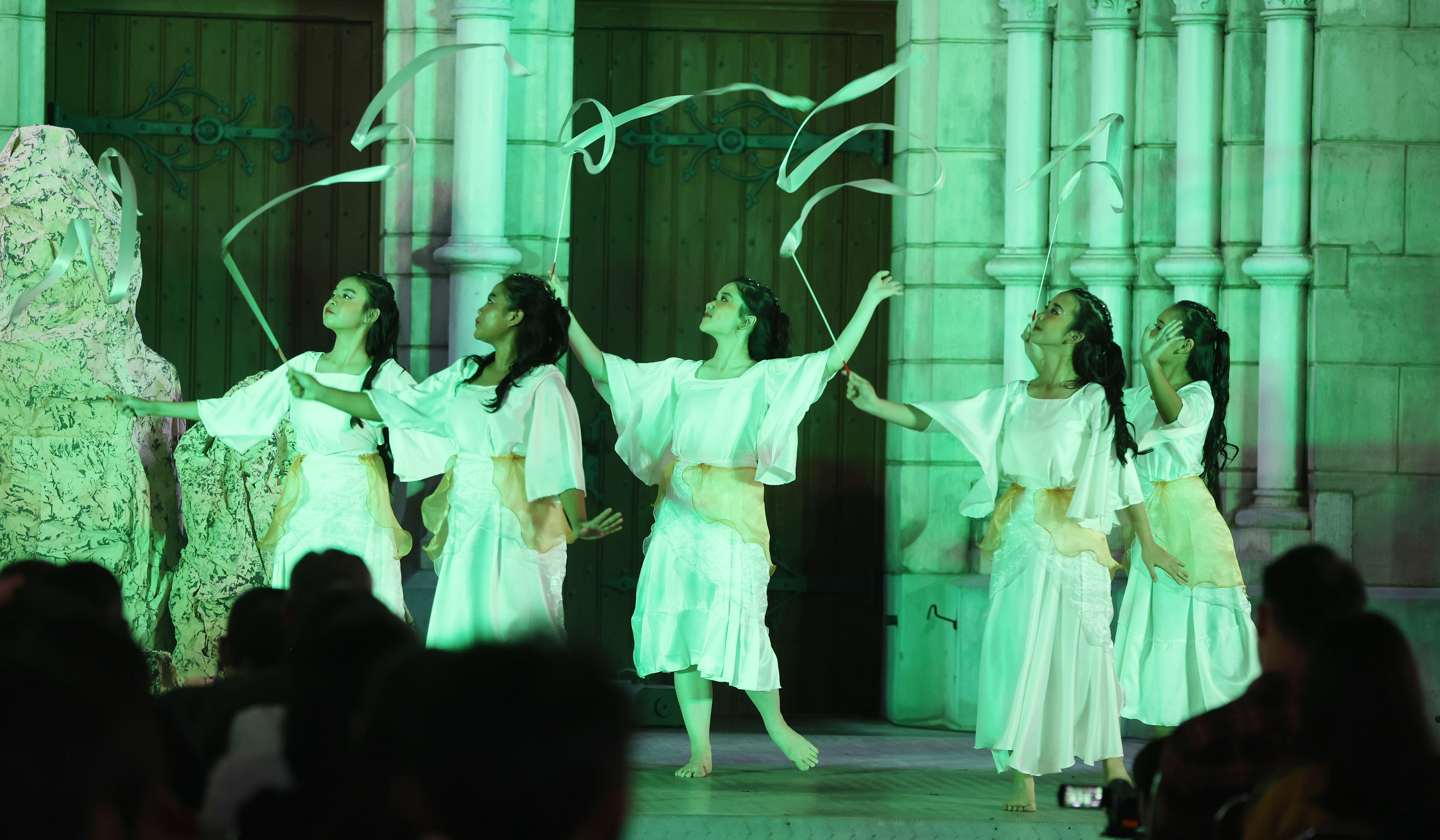 Visualisasi jalan salib di Gereja Katedral. (Agus Priatna/SinPo.id)